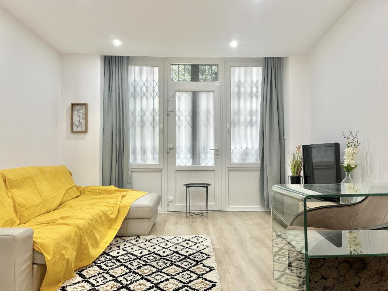 Modern Comfort In 15th District In Lakanal Apartment *