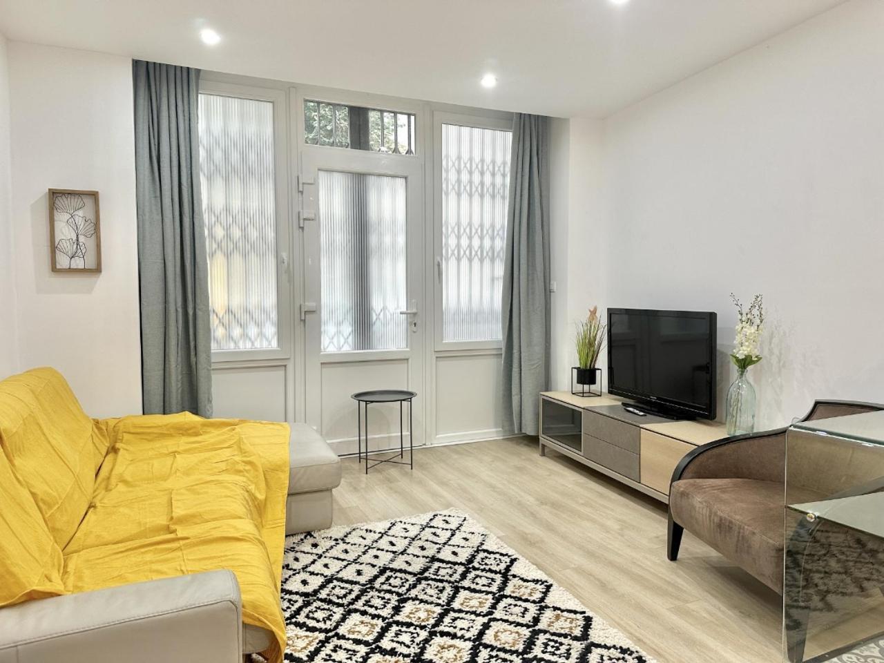 Modern Comfort In 15th District In Lakanal Apartment Paris