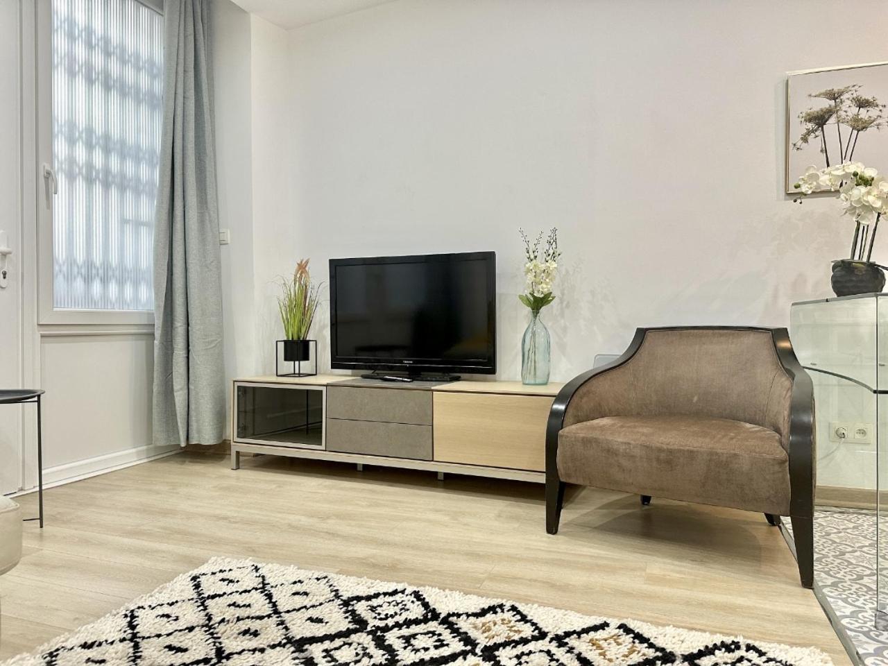 Apartment Modern Comfort In 15th District In Lakanal