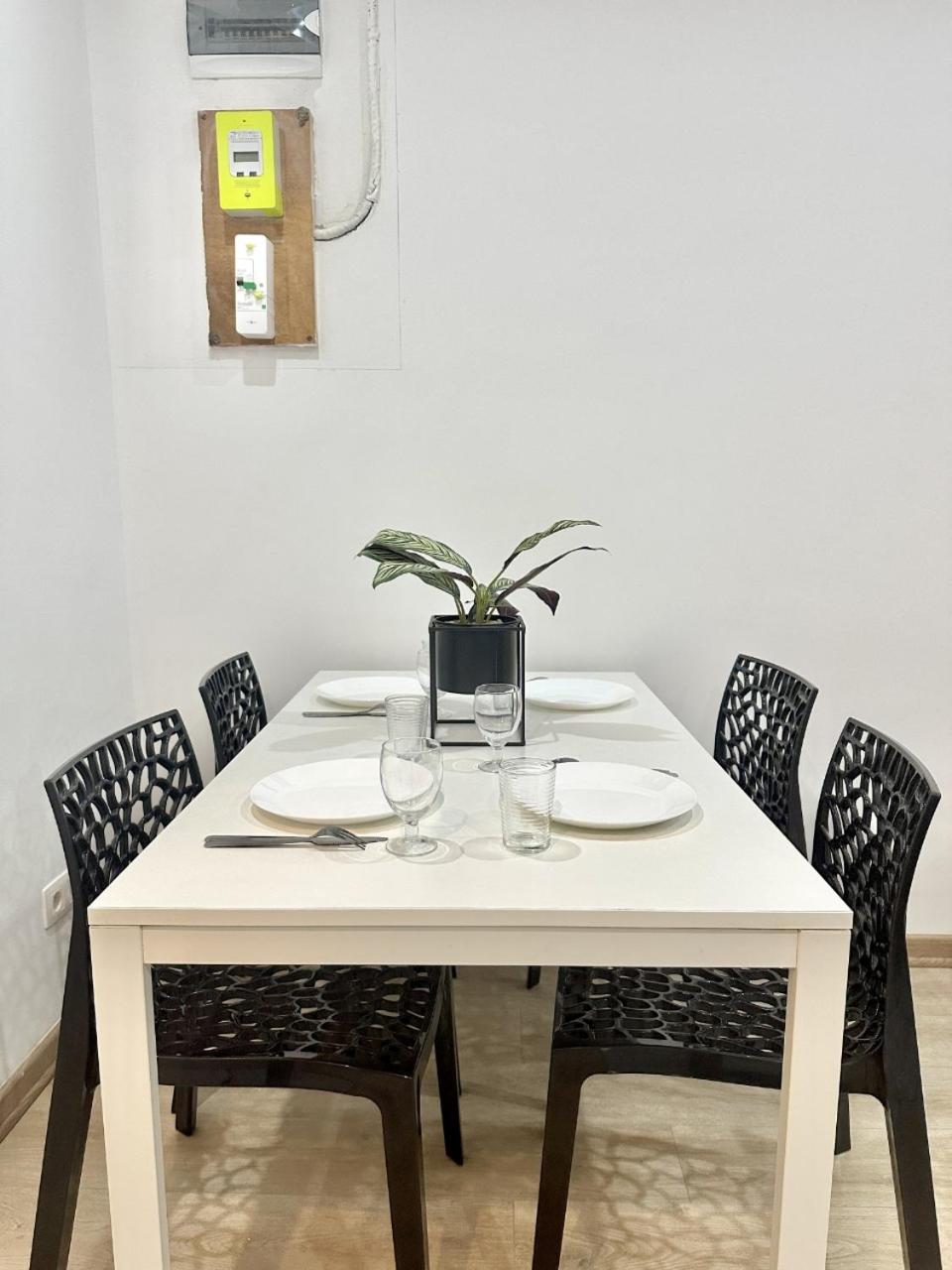 Modern Comfort In 15th District In Lakanal Apartment *