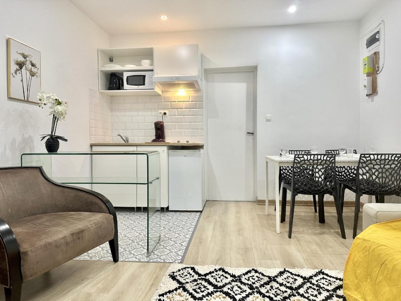 Modern Comfort In 15th District In Lakanal Apartment Paris
